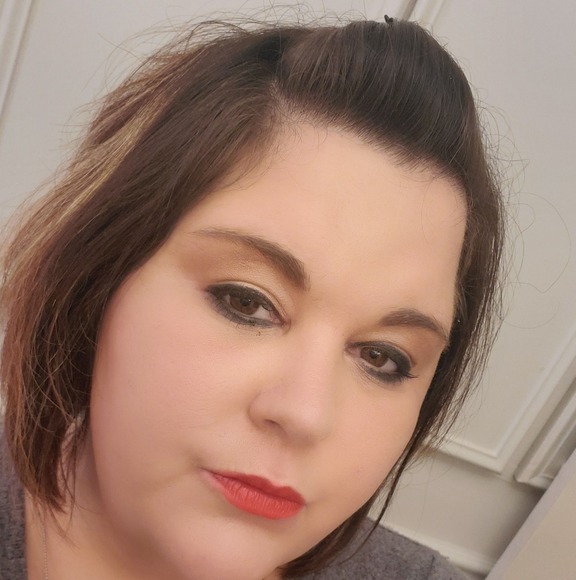 Meet your Posher, Nicole - Picture 1 of 1